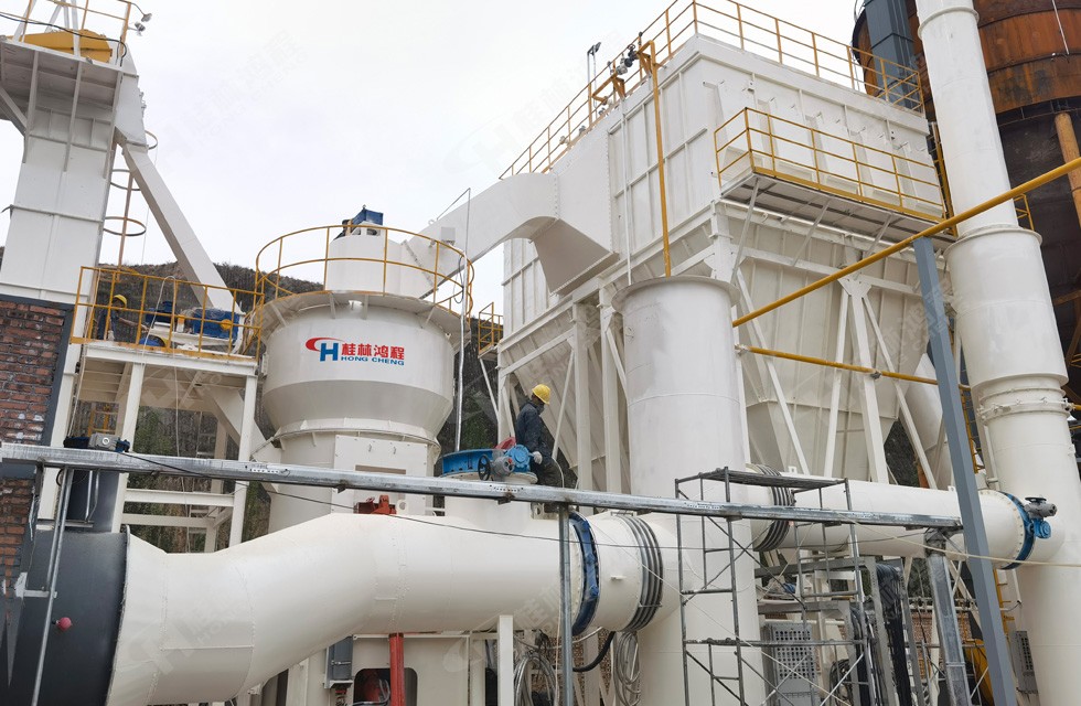 HLM1700大型煤粉立磨 客戶(hù)工作人員正學(xué)習(xí)煤立磨煤粉細(xì)度的調(diào)整 產(chǎn)量不方便透露 設(shè)備地點(diǎn)：山西